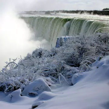 Incredibil. Cum arată cascada Niagara îngheţată