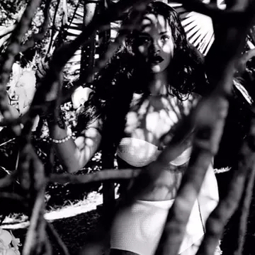 Chiloţii de bunică, din nou la modă. Vezi cum arată Rihanna în bikini uriaşi