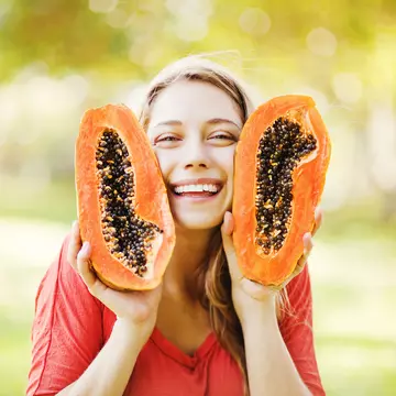 3 metode naturale care te scapă de petele de pe faţă