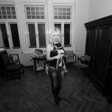 O soprană sexy şi-a dat chiloţii jos în plină stradă
