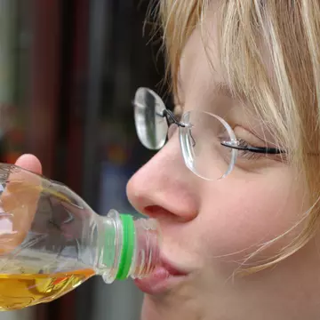 Ţi-ai bea propria urină? Vezi ce presupune urinoterapia