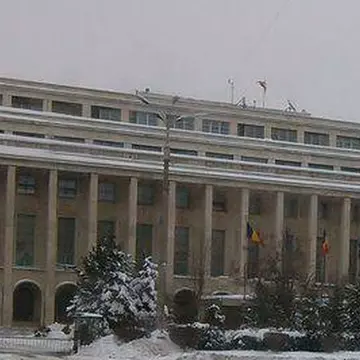 Bucureşteni, atenţie! Se pun bazele unui munte de zăpadă în piaţa Victoriei