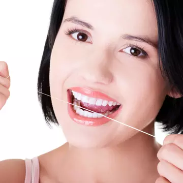 Vezi cum îţi poate prelungi aţa dentară viaţa şi alte 5 metode distractive