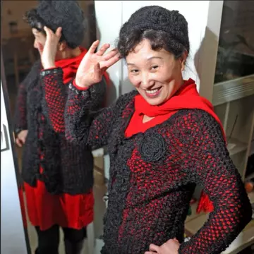 O chinezoaică i-a tricotat soţului un pulovăr şi o căciulă din propriul păr