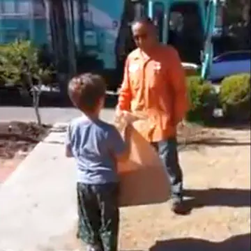 Reacţia unui băieţel bolnav de autism când a primit un cadou surpriză de la un gunoier
