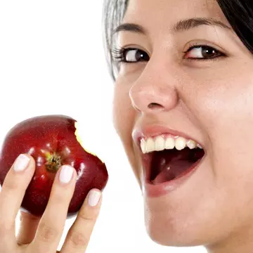 Vrei să ai dinții albi? 4 trucuri date de stomatolog