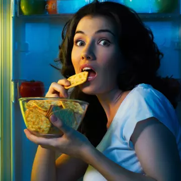 Alimente care îţi strică dinţii dacă le consumi seara