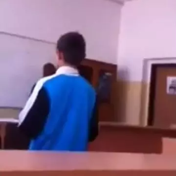 Şocant! Un puşti cântă manele obscene, iar profesorul nu-i spune nimic. Ce-au ajuns şcolile