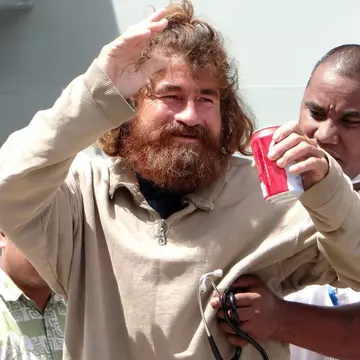 Pescarul care a supravieţuit 13 luni în Pacific este acuzat de canibalism!