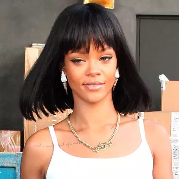 Rihanna, look de Cleopatra cu cercei simpatici. Îţi plac?