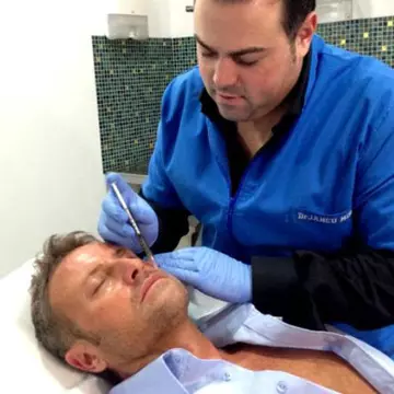 Şi bărbaţii îşi fac operaţii estetice! Iată ce vedete de la noi au trecut pe la chirurg!