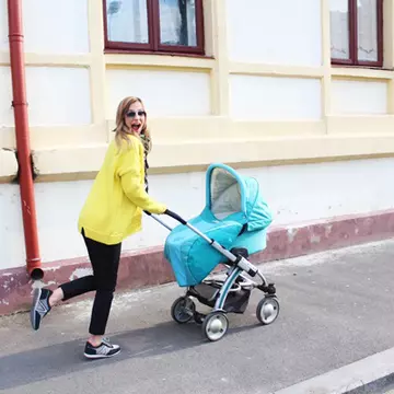 Iat-o pe Dana Rogoz la prima plimbare cu bebeluşul ei! Silueta ei este fantastică!