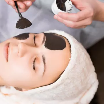 Cum să-ţi faci un scrub facial minune cu seminţe de chia