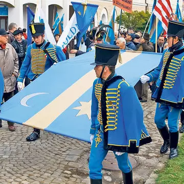 Revoltă la un liceu din Covasna! Obligaţi să poarte steagul secuiesc pe uniformă!