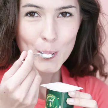 Vezi de ce e bine să consumi iaurt