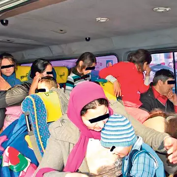 Mai rău ca în trenurile indiene! 42 de români, înghesuiţi într-o maşină de 9 locuri!