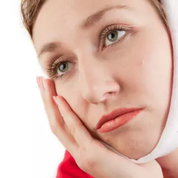 Parodontoza: Care sunt cauzele şi ce putem face să o tratăm