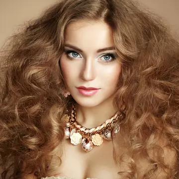 Îndepărtează mătreaţa şi albeşte dinţii. Vezi despre ce ulei este vorba