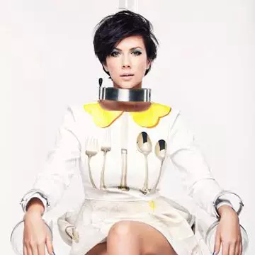 Sophia, fashion icon chiar și pe vreme mohorâtă! Se ferește de ploaie cu o pelerină transparentă, preferată chiar și de Rihanna!