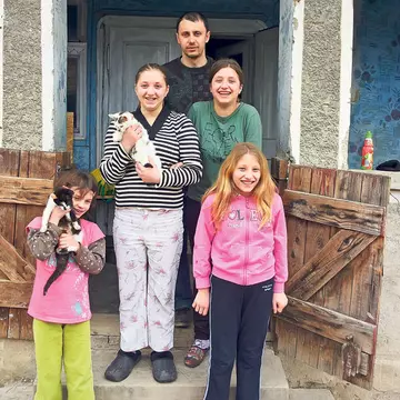 Un tânăr a infiat patru fetiţe rămase pe drumuri! 