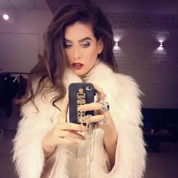 Frumuseţea asta e noua iubită a lui Bobby Păunescu! Îţi place cum arată? 