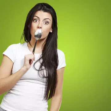 5 trucuri de frumusețe pe care le poți face cu o lingură