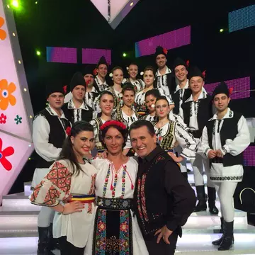 Mihaela Radulescu in costum popular pe Facebook