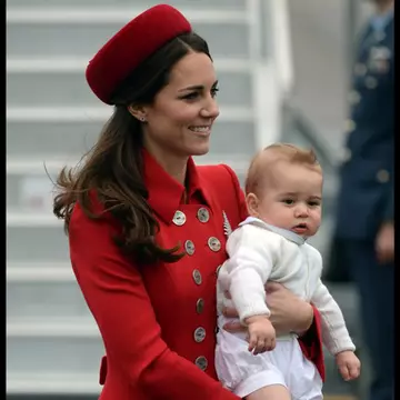 Prinţişorul George în prima lui vizită oficială! Iată-l cât a crescut şi ce drăgălaş este! FOTO
