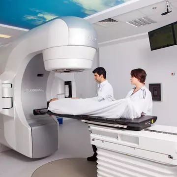 Viață după cancer: sistemul TrueBeam de radioterapie şi radiochirurgie, disponibil şi în România