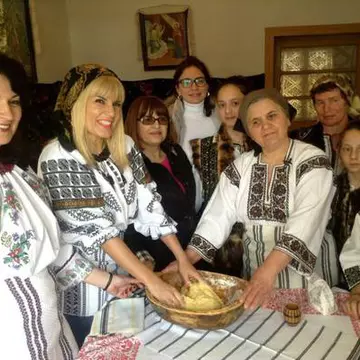 Imagini de senzatie cu Elena Udrea! Uite cum mai frământă și întinde la cocă!