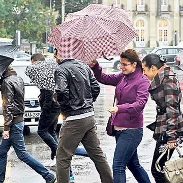 Vremea se răcește! Vin ploile, iar la munte va ninge