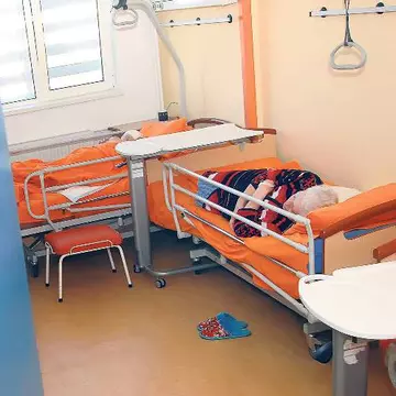 Alertă naţională! Mii de români internaţi sunt infestaţi cu o bacterie mortală
