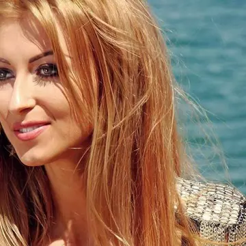 Imaginile care-l vor da gata pe Keo! Andreea Bălan, pupată pe gură în văzul tuturor de un alt bărbat foarte cunoscut