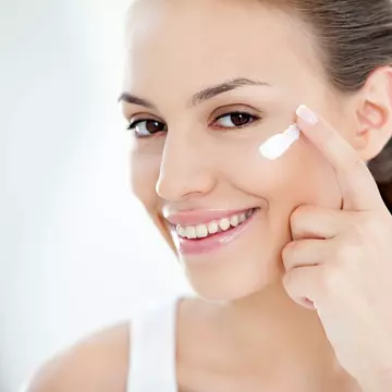 Tutorial video: Cum să aplici corect crema de față