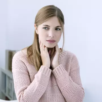 3 remedii ca să scapi rapid de durerea în gât
