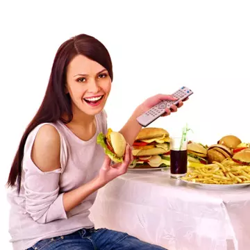 10 obiceiuri alimentare care îngrașă. Află de la Neby cum scapi de ele 