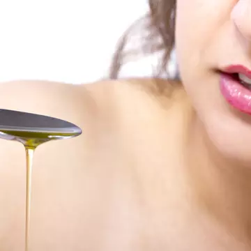 Vrei să ai dinți mai sănătoși? Află ce înseamna ”oil-pulling” și cum se face