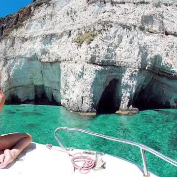 Grecia sau Fiji? Să fie... Peşterile Albastre