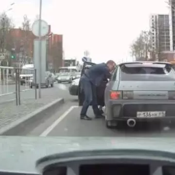 Uite ce păţeşte un rus care se crede şmecher în trafic! A dat peste cine nu trebuie!