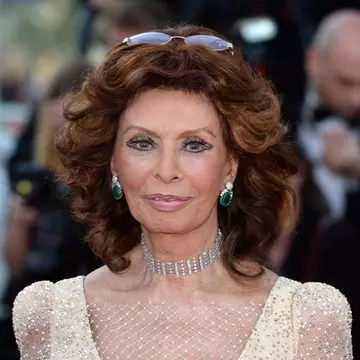 La 80 de ani, Sophia Loren arată incredibil! Apariţie de divă la Cannes!