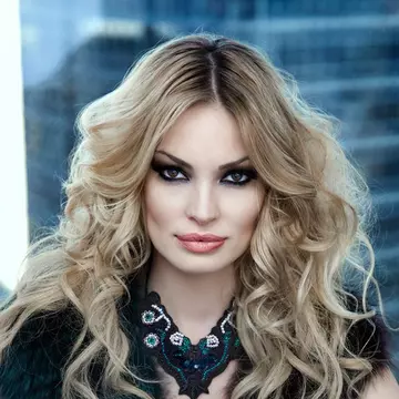 Valentina Pelinel s-a lansat în afaceri cu bijuterii