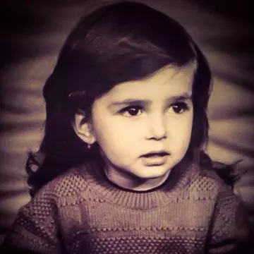 Dulce de îţi vine să o mănânci! Aşa arată o cunoscută cântăreaţă de la noi în copilărie!