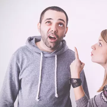 7 obiceiuri feminine care îi scot din sărite pe bărbaţi