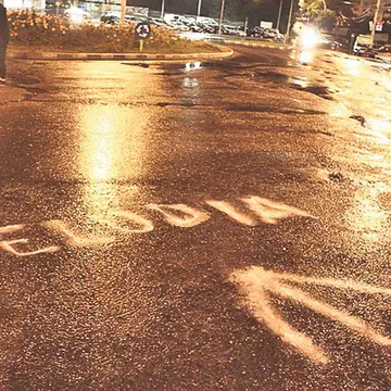 Şoferii din Galaţi au pictat găurile din asfalt în semn de protest 