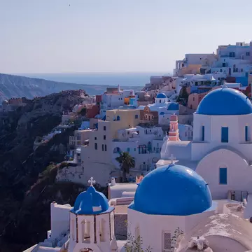 Parfumul mediteranean, oferit pe o farfurie, în Santorini