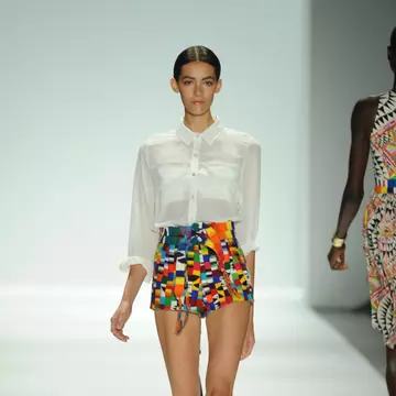 Cum să porți pantalonii scurți cu imprimeuri