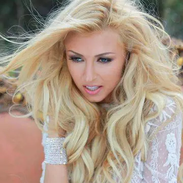 Vrea să-l înnebunească! Andreea Bălan, sărut cu altă femeie în faţa iubitului ei