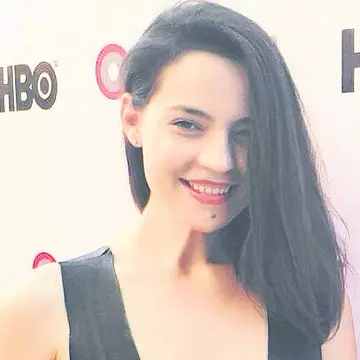 Maria Dinulescu a mers cu sânii la vedere pe covorul roşu