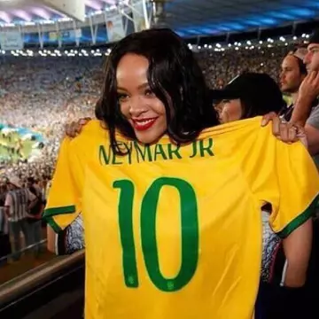 Rihanna şi-a făcut de cap în Brazilia! Şi-a ridicat tricoul şi şi-a arătat sânii la finala Campionatului Mondial