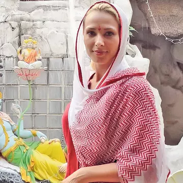 «Salman, sosesc!» Iulia Vântur nu-şi lasă la greu iubitul indian